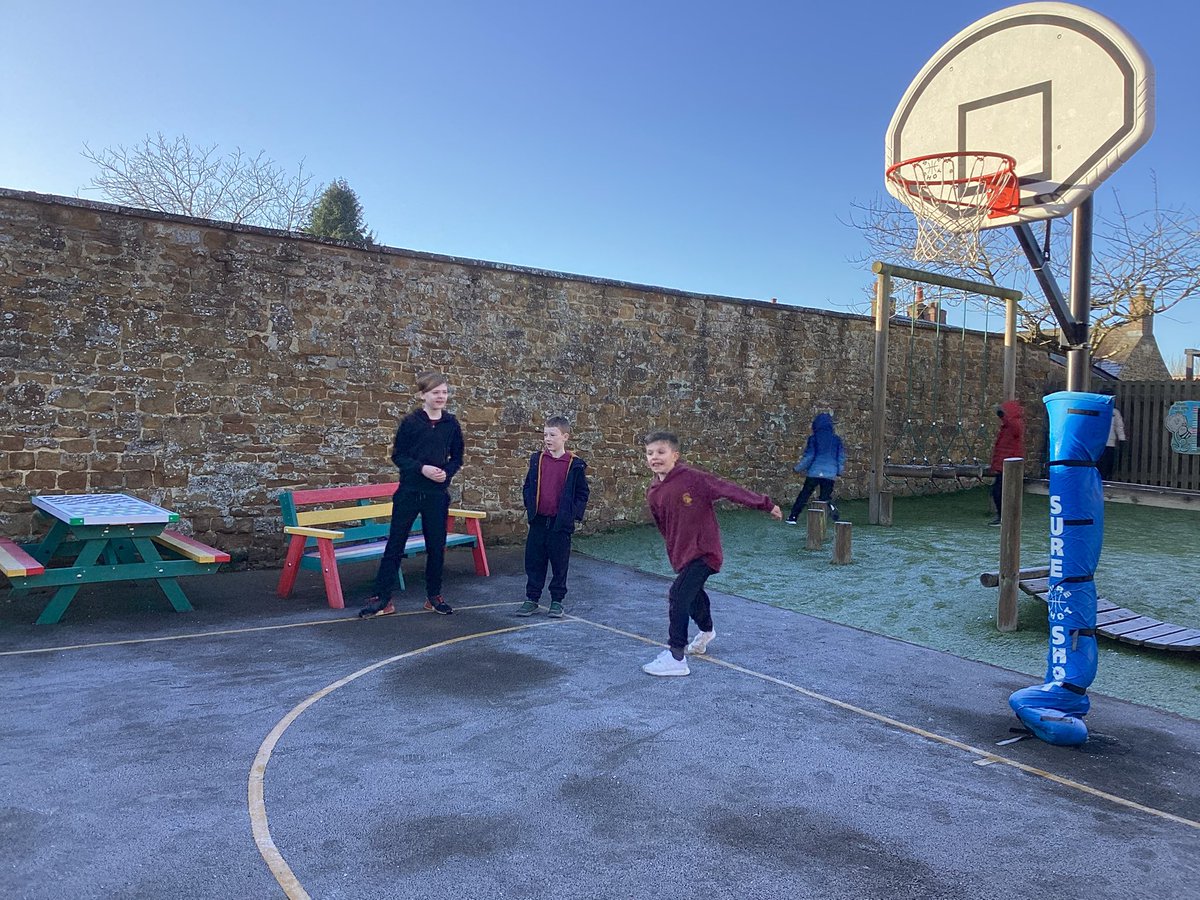 SomerbyPrimary's tweet image. Ash and Oak class have had a brilliant week taking part in the @TaskmasterEdu challenges for Children’s Mental Health week! We’ve worked together in teams and had lots of fun together. #CMHWTasking @Place2Be @AlexHorne