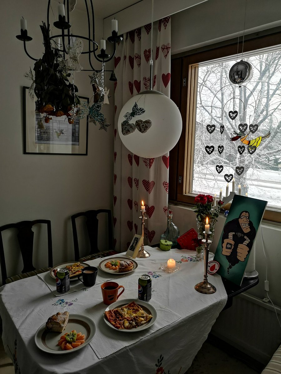 JuhaTenhonen's tweet photo. #äijäbrunssi #kanakebabkinkkujauhelihapizza #PepsiMax #lime #pizzaperjantai #hetelmii #elonen #kermakranssi #mansikka #punalappusii #kaakao #kahvitpitkänkaavanmukaan https://t.co/Y0zal4KFRM