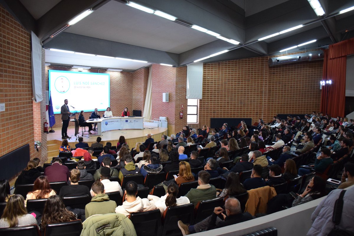 pfrancoCLM's tweet photo. 🌐El día ha transcurrido en @uclm_es en Albacete, donde el @Ipex_clm ha concentrado en #ExportaCLM todos los ingredientes necesarios para seguir apostando fuertemente por una mayor apertura internacional de nuestra economía con más de 400 personas en el evento.
Seguimos… 💪🏻💪🏻💪🏻 https://t.co/aLMKSuYCuY