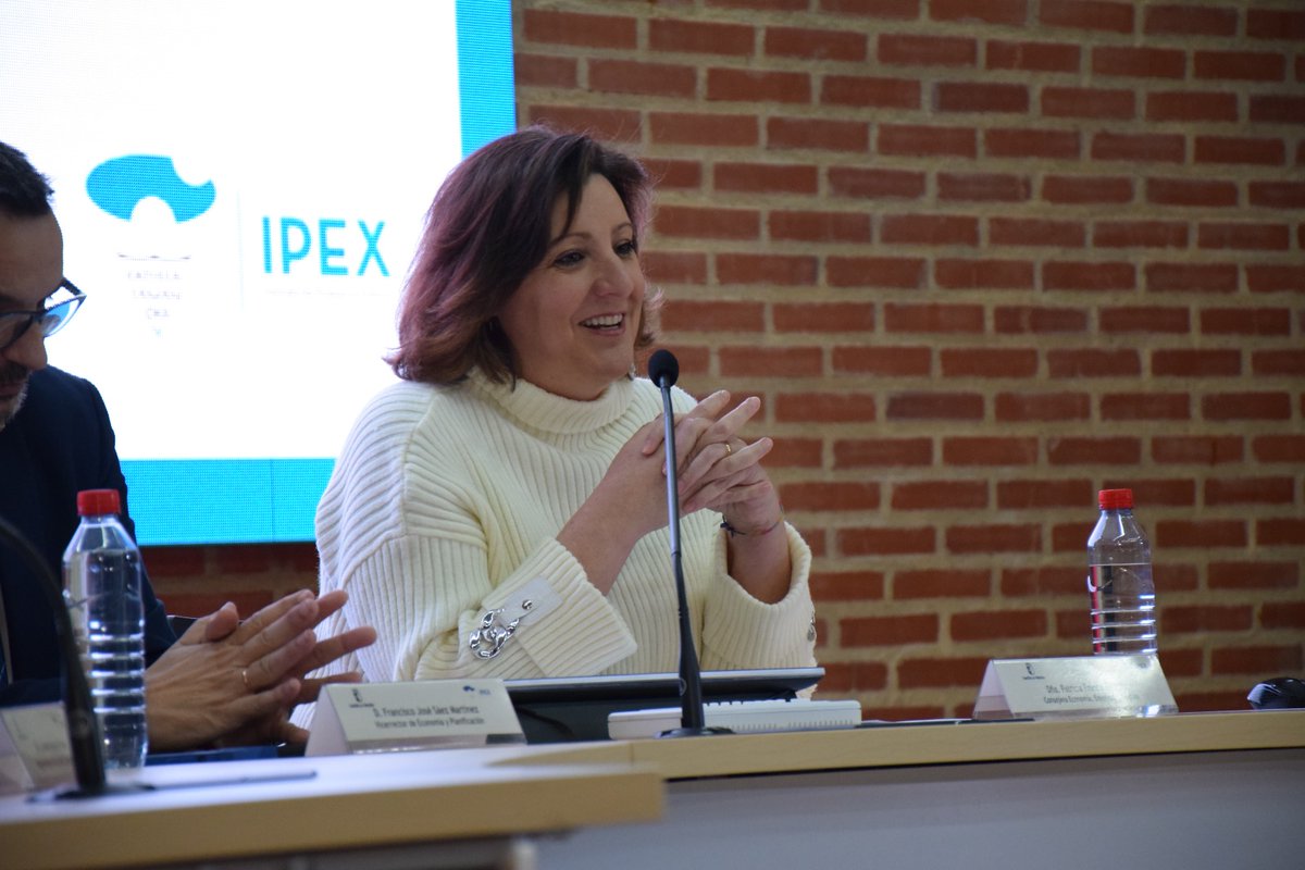 pfrancoCLM's tweet photo. 🌐El día ha transcurrido en @uclm_es en Albacete, donde el @Ipex_clm ha concentrado en #ExportaCLM todos los ingredientes necesarios para seguir apostando fuertemente por una mayor apertura internacional de nuestra economía con más de 400 personas en el evento.
Seguimos… 💪🏻💪🏻💪🏻 https://t.co/aLMKSuYCuY