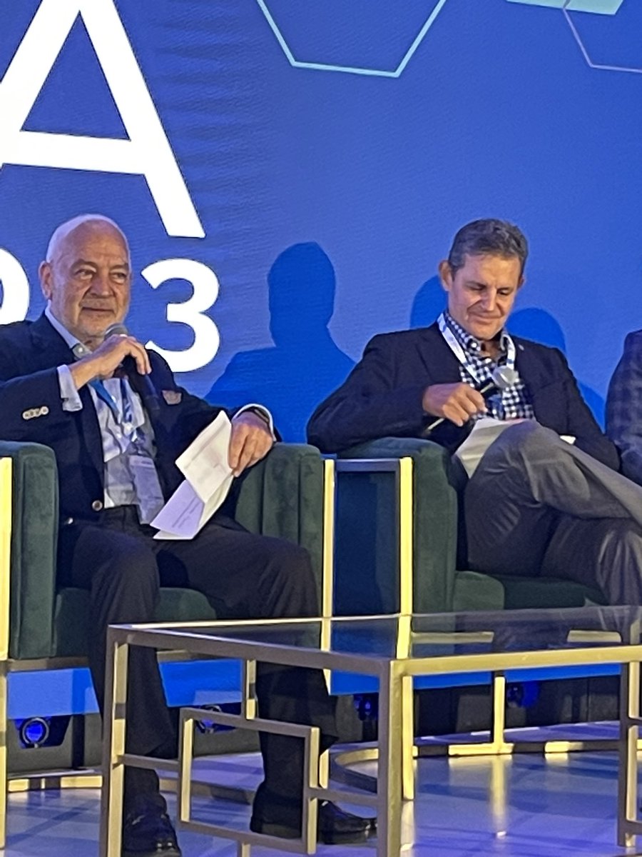 mjcarrillol's tweet photo. Panel de directores del sector de garantías en la #CIGA @AMASFAC_CDN @AmasfacFianzas moderado por Ildefonso Sánchez, excelente participación de @are123r DG #Sofimex y @FlavioDavilaG DG @DoramaGarantias Felicidades!!! https://t.co/74Y4Roxga7