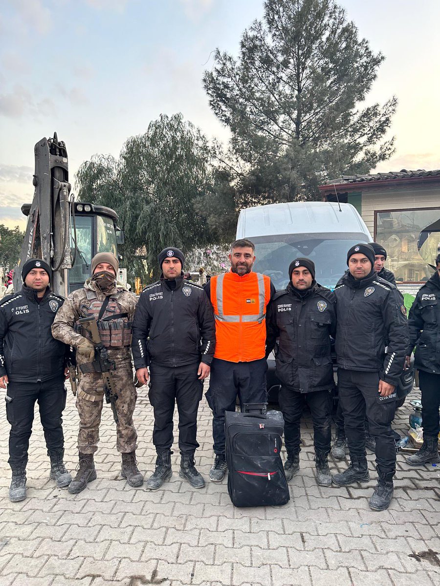 yirmiucderece's tweet photo. 📌Hatay'daki arama kurtarma çalışmalarına katılan Konya Büyükşehir Belediyesi personeli Mehmet Özber Uslu, enkazda bulduğu ve içinde 4 milyon dolar olduğu bildirilen çantayı polise teslim etti https://t.co/Kv2i7DyEWG