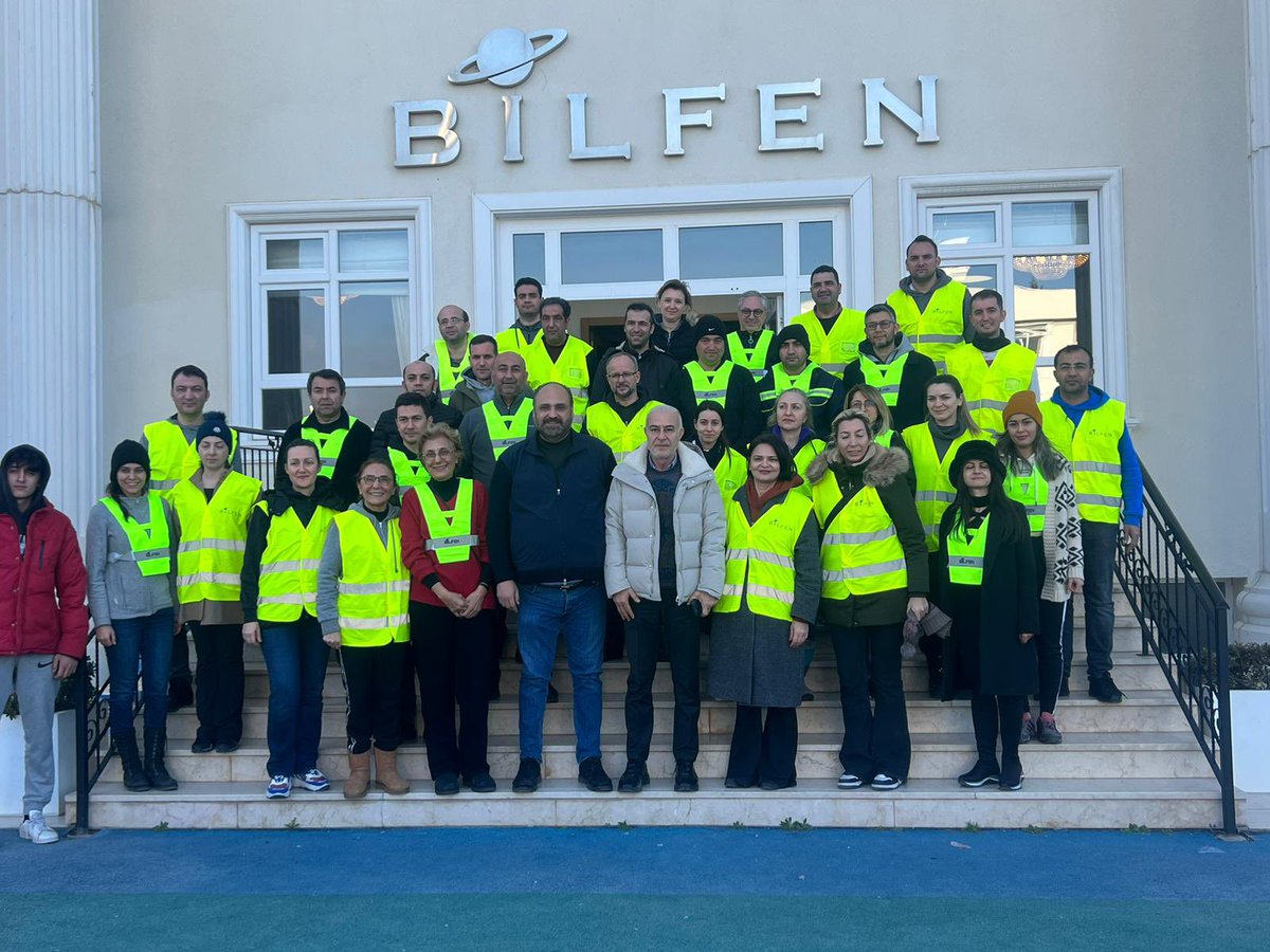 Çocuklarıma küçükken süperkahraman filmlerini izlediklerinde onların hepsinin hayal ürünü, gerçek olmadığını anlatırdım.

Yanılmışım, 

Yanımda gönülleri çok büyük, evde çocuklarını bırakarak depremzedelerin yardımına koşan birçok süperkahraman var. Allah hepsinden razı olsun.