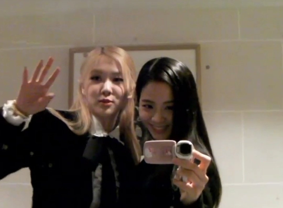 ysldoIIrosie's tweet photo. she's so adorable, my chaesoo heart is about to explode

DAZZLING ROSÉ TURNS 26
#EasyToLoveROSÉDay
#자_오늘밤이야_해피_로제데이 https://t.co/Hh5fWJWlBT