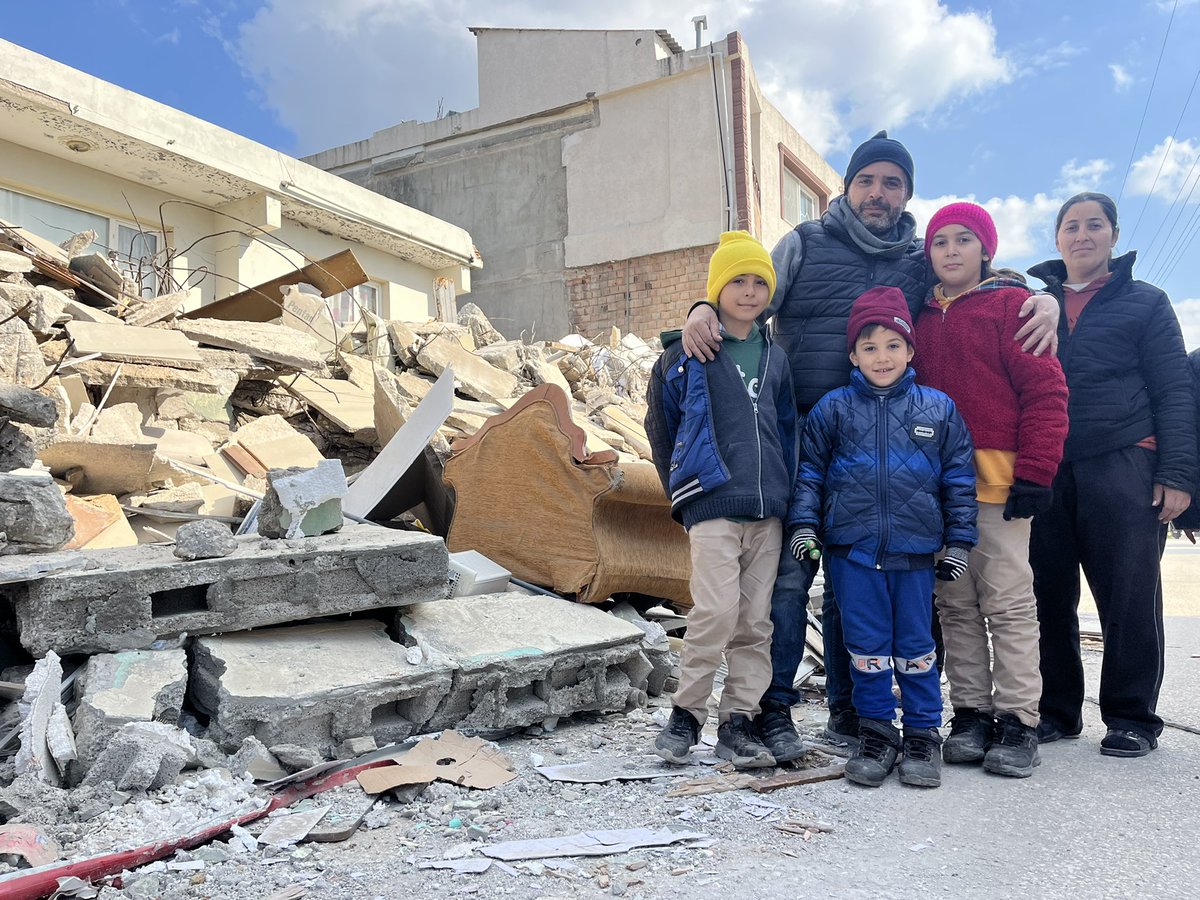Turska obitelj iz Hataya pored kuće koje više nema. Peti dan s djecom žive u parku. Griju se uz vatru. Sve su zgrade evakuirane, noću svijetlle samo baterije spasioca i plamen vatre za ogrijev… <a href="/N1infoZG/">MAN Errors</a>