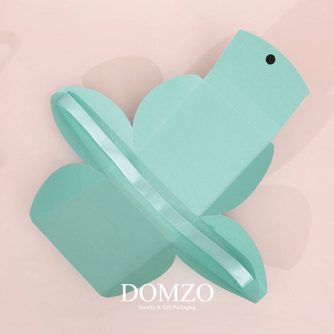 Mini paper bag, just like a purse, view 2👜🤩

#domzo #domzopak #jewelry #jewelrypackaging #giftpackaging #paperbag #purse #ribbonbag #factory #manufacturer #supplier