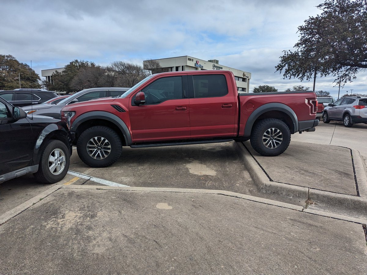 purseho's tweet photo. @MedCityPlano parking is bad again so any fool in a truck makes his own spaces https://t.co/5mwXQX90G7