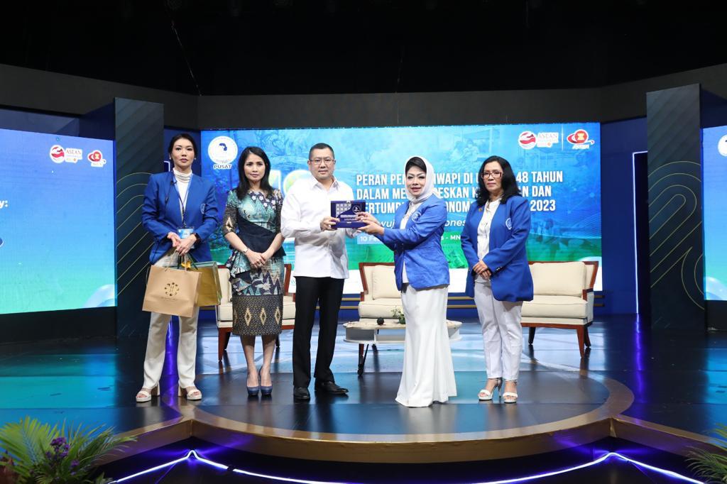 Hary_Tanoe's tweet photo. 𝗝𝘂𝗺𝗮𝘁, 𝟭𝟬 𝗙𝗲𝗯 𝟮𝟬𝟮𝟯: Menghadiri dan sebagai pembicara di HUT ke 48 IWAPI (Ikatan Wanita Pengusaha Indonesia).
Maju terus IWAPI. Wanita maju, Indonesia maju. #HT
#HaryTanoesoedibjo #LilianaTanoesoedibjo #NitaYudi #IWAPI https://t.co/tl8uka77vf