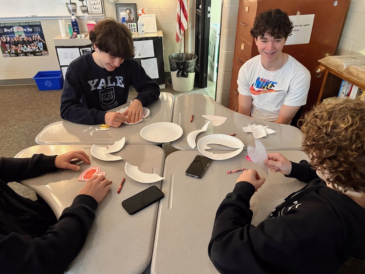 CoffmanRAP's tweet photo. Rocks advisory Valentine competition continues during second period in Dr.K’s room!! ��� https://t.co/tjY9dEQUtL