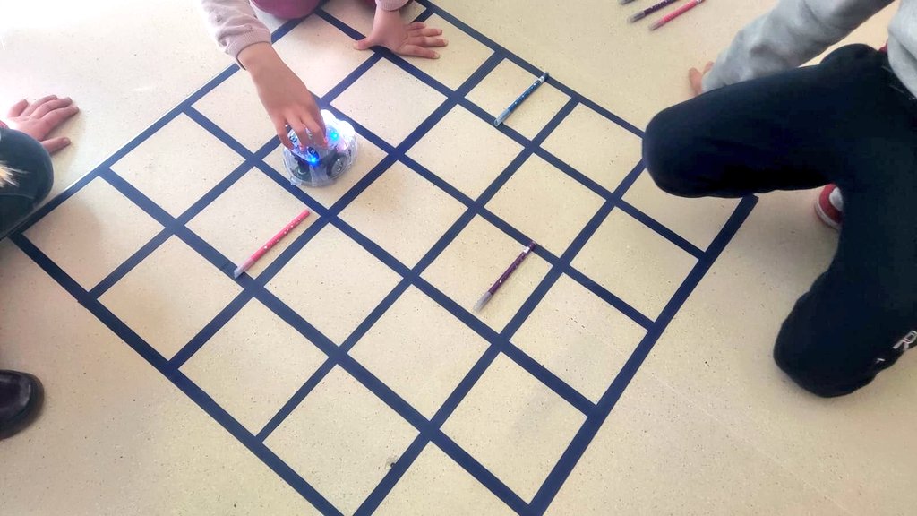 CEIPRaimundo's tweet image. Esta mañana los #Robot 🤖 #Kubo y #BlueBot en el #AulaDeEnriquecimiento echaban humo 💨 obedeciendo órdenes sin parar #AtendiendoLaDiversidad #Robótica @educacyl @cfievalladolid #SoyDelRaimundo