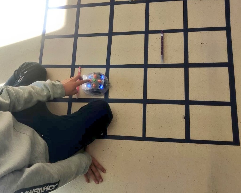 CEIPRaimundo's tweet image. Esta mañana los #Robot 🤖 #Kubo y #BlueBot en el #AulaDeEnriquecimiento echaban humo 💨 obedeciendo órdenes sin parar #AtendiendoLaDiversidad #Robótica @educacyl @cfievalladolid #SoyDelRaimundo