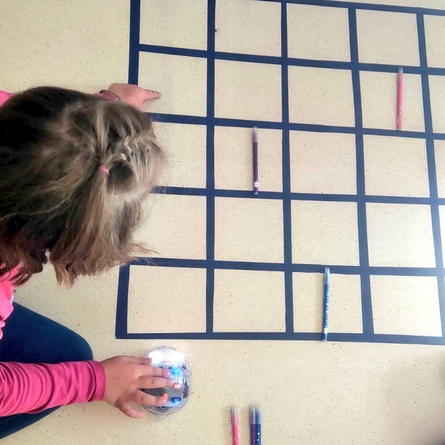 CEIPRaimundo's tweet image. Esta mañana los #Robot 🤖 #Kubo y #BlueBot en el #AulaDeEnriquecimiento echaban humo 💨 obedeciendo órdenes sin parar #AtendiendoLaDiversidad #Robótica @educacyl @cfievalladolid #SoyDelRaimundo