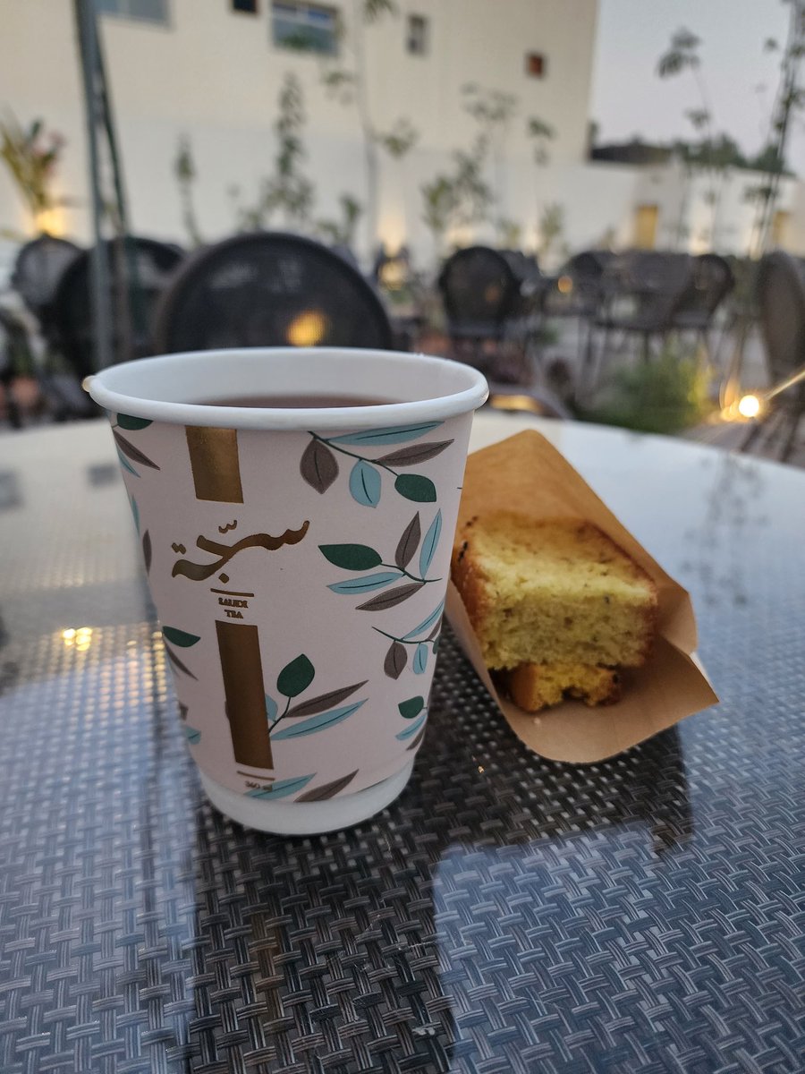 Blogger_Ahmed's tweet photo. اهلا وسهلا من #جديد_الرياض شاي سجة 
بحي الصحافة شارع العليا
بجلسات داخلية خارجية جميلة 😍
جربنا شاي بخار عادي 
وشاي سايفون لذيذ
مع شابورة كيك و قطعة كيك حلوة
أكرر التجربة لان مكان جميل للجمعات👌🏻 https://t.co/iCCD2uaghX