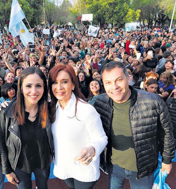 elcoya1977's tweet photo. TELEFÉ le armó un programa a esta mugre!!!

Qué se puede esperar de DEL MORO que es íntimo amigo del CORCHO RODRIGUEZ y ESKENAZI!!

No dan puntada sin hilo estos mugrientos!!!! https://t.co/boTXkb1AOl