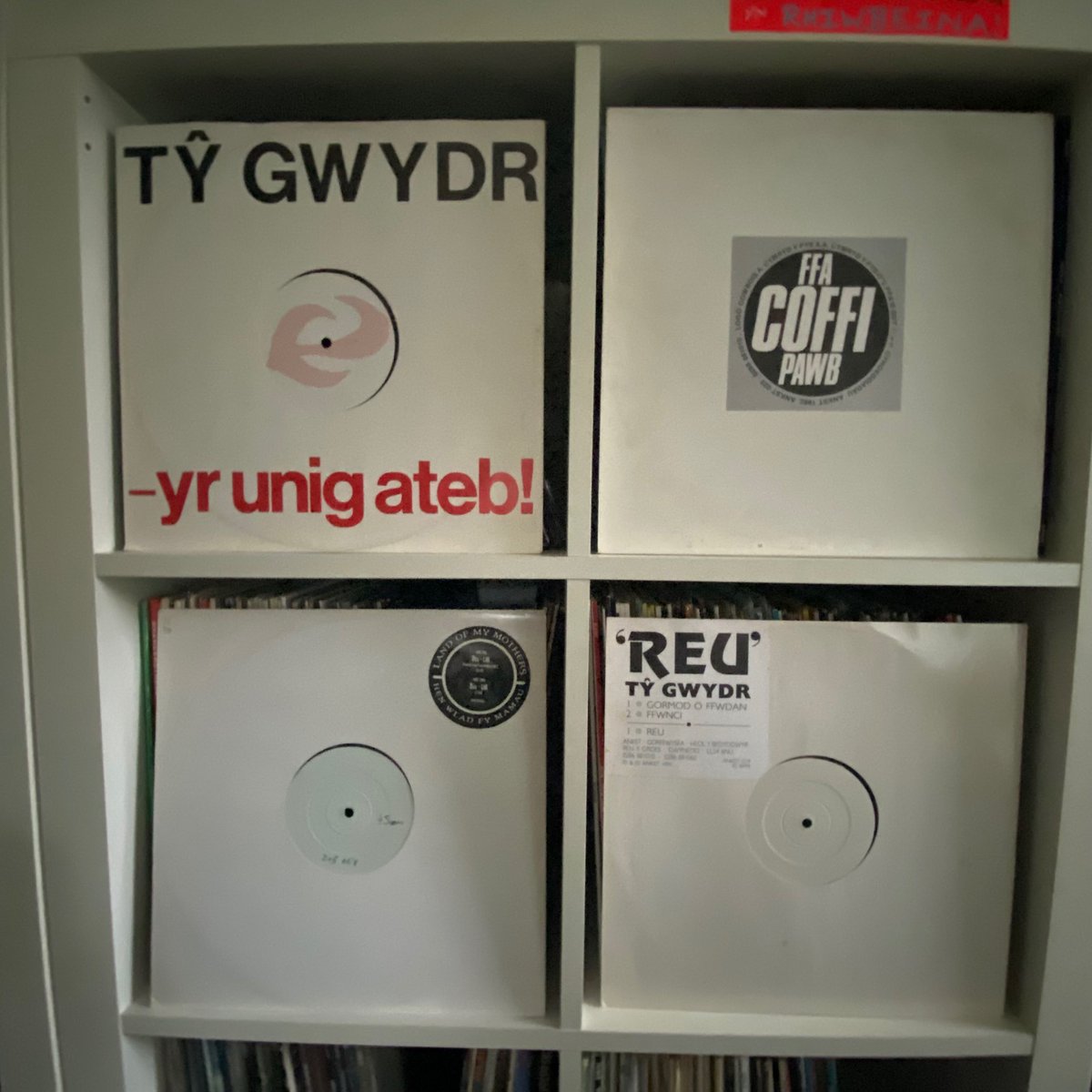 Llwyd_Owen's tweet photo. #DyddMiwsigCymru #feinyl #vinyl #pop #techno #indie #drumandbass
Ty Gwydr https://t.co/sCkzf5dV1F
Ffa Coffi Pawb https://t.co/QNpc07rxRx
Hen Wlad Fy Mamau https://t.co/AKW6oXINwR https://t.co/FonrHO0Gmu