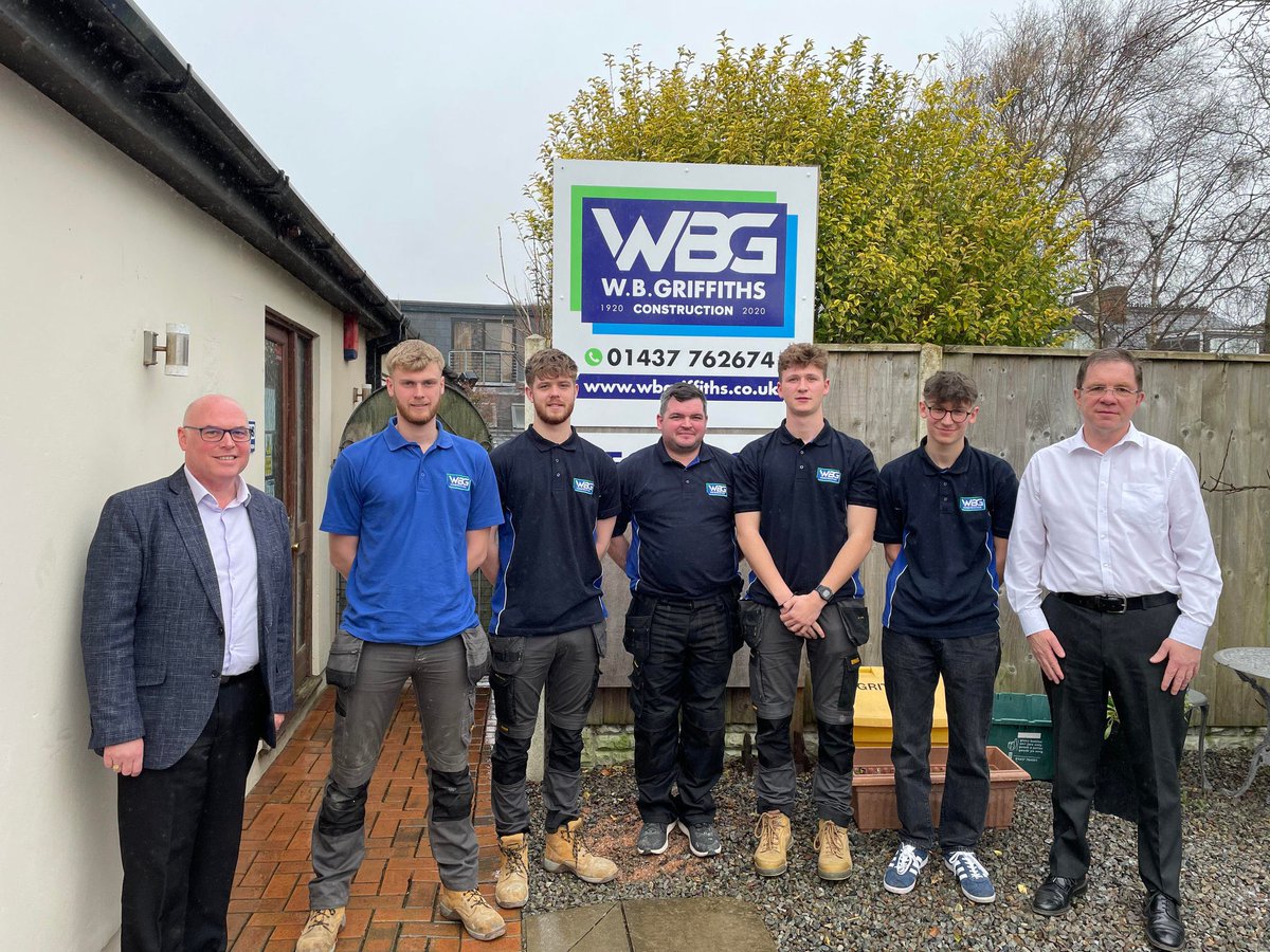 Bu prentisiaid W.B Griffiths yn cyfarfod â’r Gweinidog <a href="/PaulDaviesPembs/">Paul Davies MS/AS 🏴󠁧󠁢󠁷󠁬󠁳󠁿</a> a <a href="/H3l3nCITB/">Helen Murray</a> o <a href="/CITB_Wales/">CITB Wales</a> heddiw. 

Roedd yn wych gweld sgyrsiau’n digwydd am brofiadau prentisiaethau o safbwynt cyflogwyr, byrddau hyfforddi gweinidogion a phrentisiaid ar gyfer #WythnosPrentisiaethau 👏