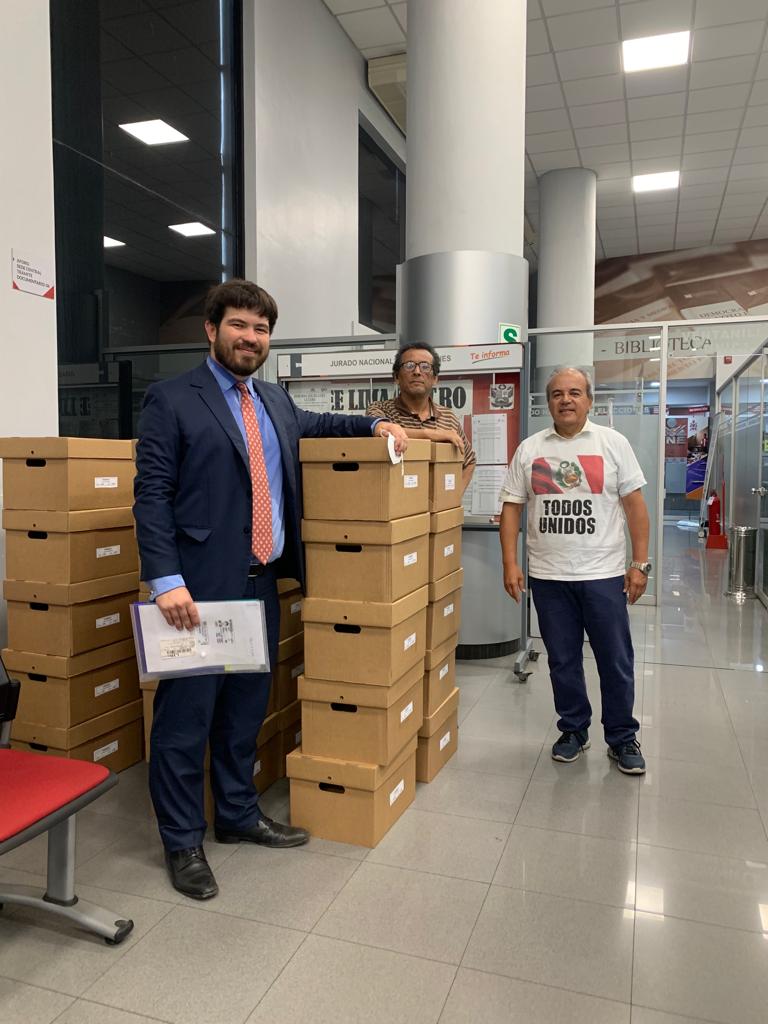 MigSalino's tweet photo. ✅️ ¡ Asamblea constituyente será neutralizada !
El abogado Lucas Ghersi llegó hasta el Jurado Nacional de Elecciones y presentó más de un millón de firmas a fin de evitar que se encamine esta medida izquierdista. Gran trabajo.
¡ Bien ahí Lucas !
@lucas_ghersi https://t.co/BDYg5tWaG6