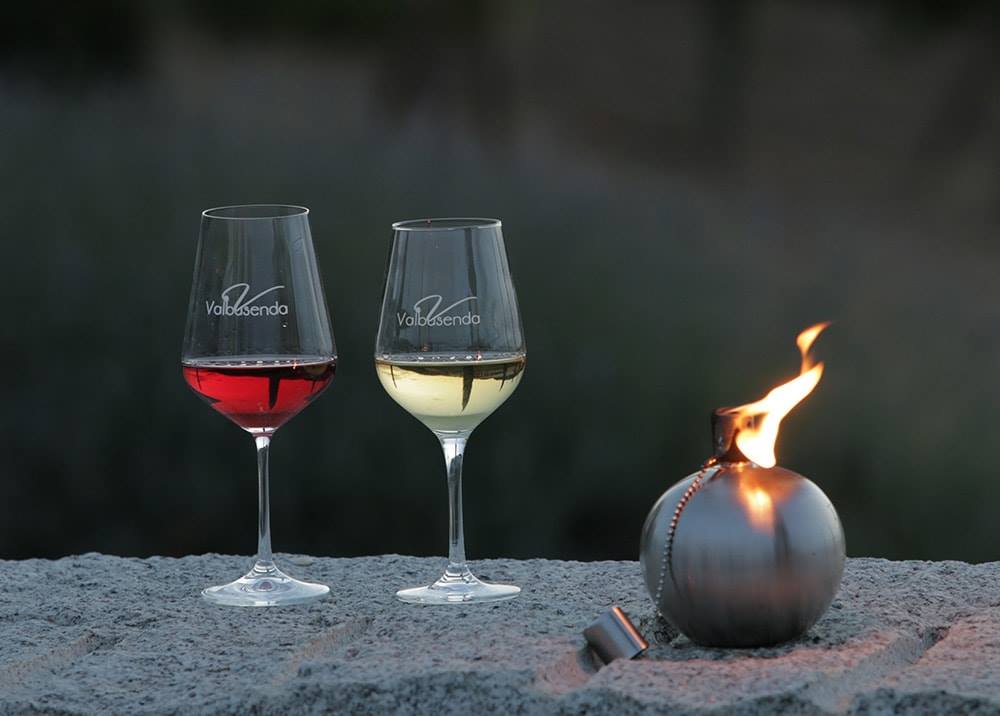 Rutavinotoro's tweet photo. Aprovechando #LodeNetflix, deja de compartir la televisión y mejor comparte experiencias y vino ¿te vienes? 😉
#dejandohuella🍷 https://t.co/14DD7NI4vf
