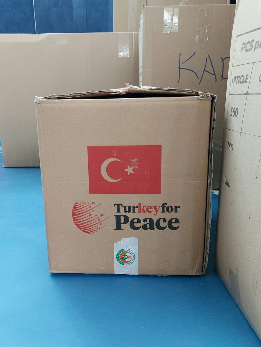 Bazı kutular üzerinde bayrak var diye bizde atılmaz, yırtılmaz, bir kenarda bekler...
Kosova'ya yıllar önce Türkiye'den giden yardım kutusu şimdi de Türkiye için yola çıkmış işte o vefa budur...
<a href="/sonaybus/">Sonay Buş</a>