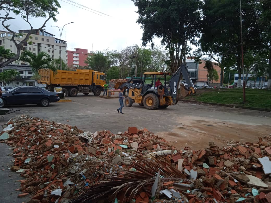 SecretariaInfrM's tweet photo. #InfraComunica 📢 

A toda máquina avanzan los trabajos de rehabilitación para brindarle una atención médica de primera calidad a nuestros adultos mayores, en el Hospital Universitario Dr. Manuel Nuñez Tovar de Maturín.

#SerieDelCaribeGranCaracas

@NicolasMaduro
@ErnestoLunaPsuv https://t.co/JQOxVRRIde