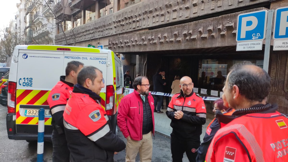 luismi1980's tweet photo. Esta mañana he podido trasladar todo nuestro  apoyo a la Embajada de Turquía.
Gracias al trabajo de nuestro Erive y agrupaciones de Protección Civil, ese apoyo es tangible.
#terremoto #lasprotescuentan https://t.co/irL7auJKOx