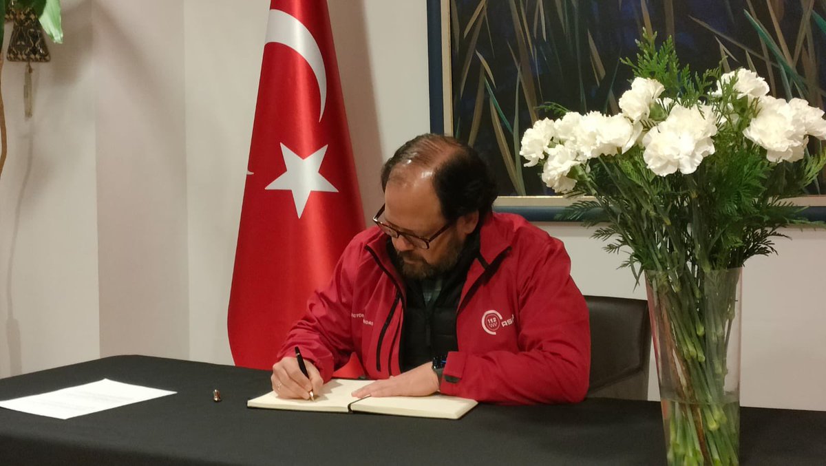 luismi1980's tweet photo. Esta mañana he podido trasladar todo nuestro  apoyo a la Embajada de Turquía.
Gracias al trabajo de nuestro Erive y agrupaciones de Protección Civil, ese apoyo es tangible.
#terremoto #lasprotescuentan https://t.co/irL7auJKOx
