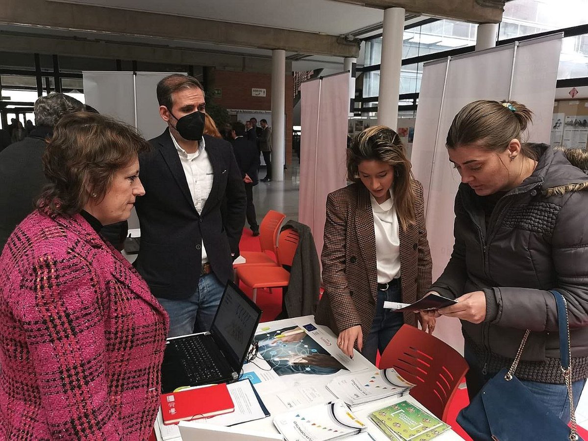 EmpresariosFEDA's tweet photo. La responsable del Dpto. de Asociaciones, Áreas Técnicas y Proyectos de #FEDA, @EvelinRMolano, y la técnica de Internacional, Innovación, Digitalización e Inversión, Laura García, informan de los servicios a empresas de la @EEN_EU @EEN_spain
#FEDAInternacional #EENCanHelp https://t.co/WrEe7t4nN3