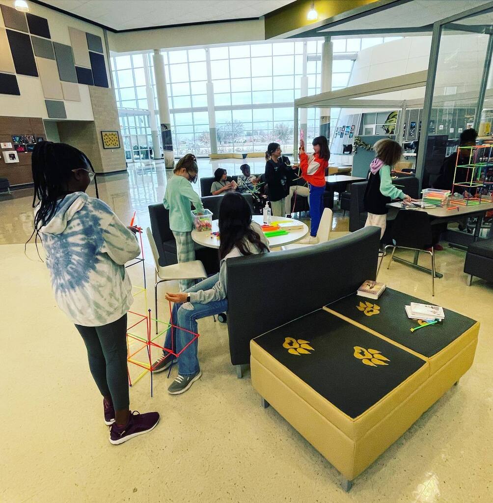 griffinms_lib's tweet photo. What do you do when it’s library time and the internet is down?? Create with Makerspace!
#LISDlib
#libarylife
@txasltla
@txla_1902
#makerspace https://t.co/mczaqz66fZ