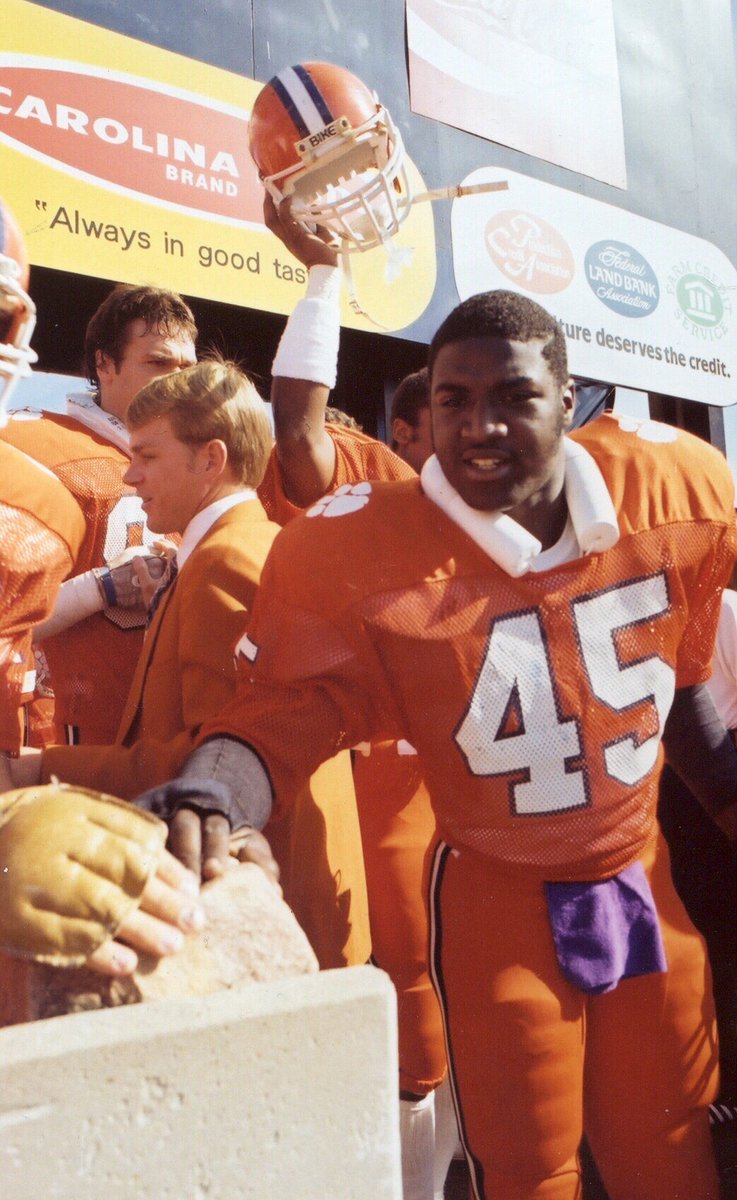 TheFWAA's tweet image. Clemson's Davis Named Bronko Legends Recipient fwaa.com/a/1211b786
