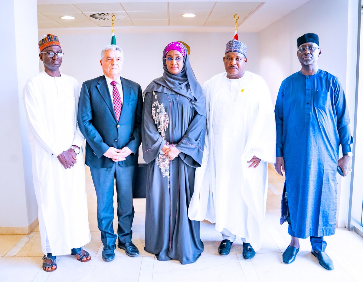 Sadiya_farouq's tweet photo. I paid a condolences visit to the Turkish Ambassador to Nigeria, Amb. Hidayet Bayraktar; and signed the condolences register in memory of all victims of the recent #TurkishEarthquake. https://t.co/h8MeTe3jXe