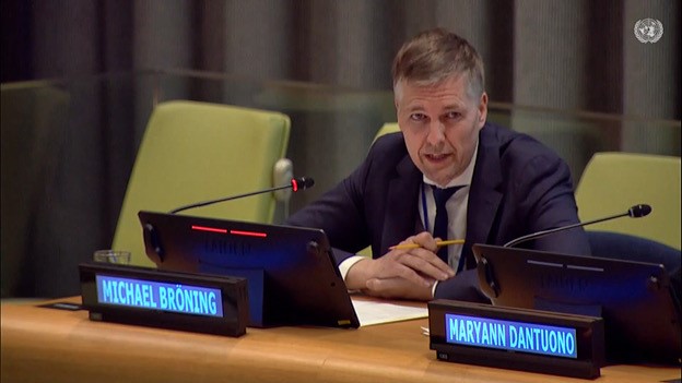 fesnewyork's tweet photo. “Governments need to embrace the concerns of their citizens!” -- #FESNY director Michael Bröning speaking on rising #protests globally at the #UN Commission on Social Development @NGOCSocD.
📚Find the new #WorldProtests brief here: https://t.co/0L7QwfgjOZ https://t.co/zoDbZA5qsQ