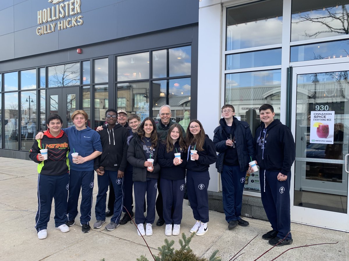 Fr. Paul Ritt and Fr. Tony Luongo treated the 8th-grade students who read their essays at Masses during #CatholicSchoolsWeek to lunch at Wahlburgers! #AveMariaLynnfield