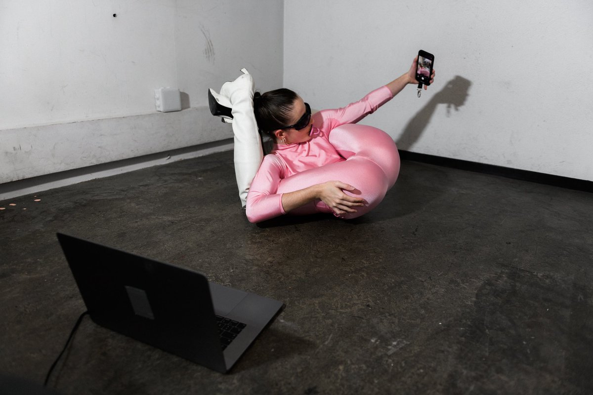 TeatrosCanal's tweet photo. 🌷 Dispositivo de Saturación Sexual; de @CandelaCapitan / @lajuangallery
📆 Mañana
⚪️ Sala de Encuentros (entrada por Sala Roja)
➡️ Más info: https://t.co/V7OAymFHkb
#MadridesCultura #canalperformance
@BlancaLiOficial https://t.co/MY7YQTyFWI