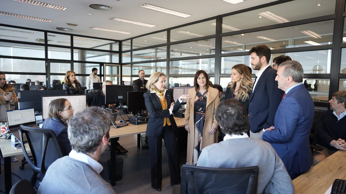 LIS_Data_ES's tweet photo. Nos ha visitado la vicepresidenta primera y ministra de Asuntos Económicos y Transformación Digital, @NadiaCalvino. Le hemos mostrado los proyectos que desarrollamos con #AnalíticaAvanzada e #InteligenciaArtificial, las líneas de acción de la compañía, y nuestras metas futuras. https://t.co/A3uXtFPiIX