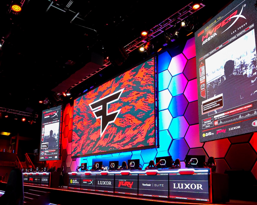 HyperXArena's tweet photo. We love when FaZe clan visits the hyperx arena!
✳️ Link in our bio to see what upcoming events you can join!
B2YB: @kingstontechnology
#GamersLiveHere #LasVegasEntertainment #LasVegasEvents #GamingArena #LasVegasThingsToDo #LuxorLV https://t.co/cSii1eZSwn