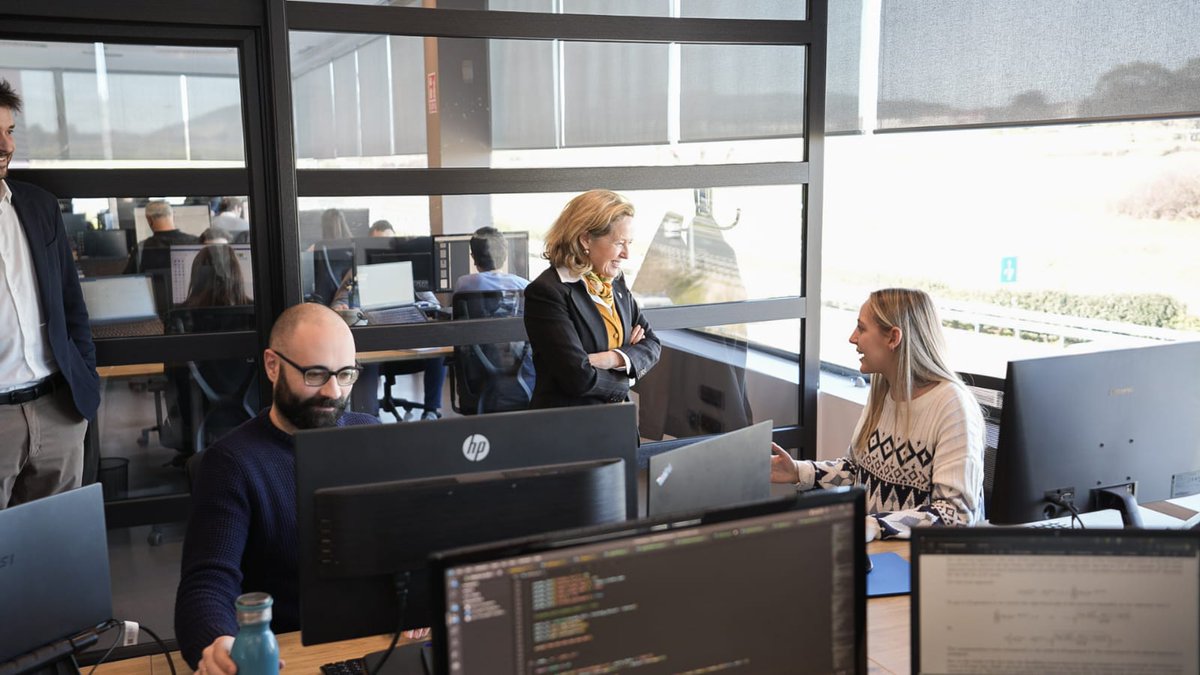 LIS_Data_ES's tweet photo. Nos ha visitado la vicepresidenta primera y ministra de Asuntos Económicos y Transformación Digital, @NadiaCalvino. Le hemos mostrado los proyectos que desarrollamos con #AnalíticaAvanzada e #InteligenciaArtificial, las líneas de acción de la compañía, y nuestras metas futuras. https://t.co/A3uXtFPiIX