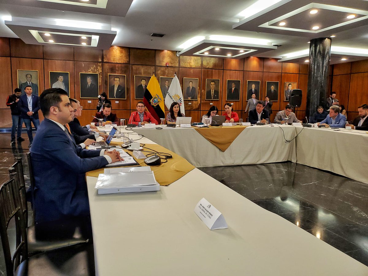 IdTransforma's tweet photo. 🟠 @ElGranPadrinoAN | Nuestro Coordinador @Rodrigo_Fajar12 pregunta a #JoaquínPonce Presidente de @EMCOEP por qué se ratificó a #HugoAguiar como gerente de @EPPETROECUADOR aunque no cumplía puntajes y lo allanó la @FiscaliaEcuador por estar involucrado en la trama de corrupción https://t.co/geepvJG3Lv