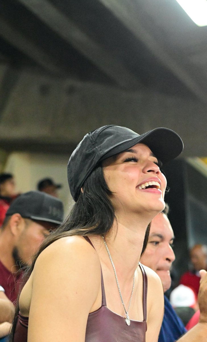 robeilys_ruby's tweet photo. No se que pasará hoy, pero ustedes no pueden imaginar la felicidad que se siente poder ver a un equipo representando a tu país y sobre todo saber que es lo que pueden sentir ellos en ese momento, ya que en muchas ocasiones es a ti a quien le ha tocado defender ese mismo tricolor https://t.co/JtooFNv1Oq