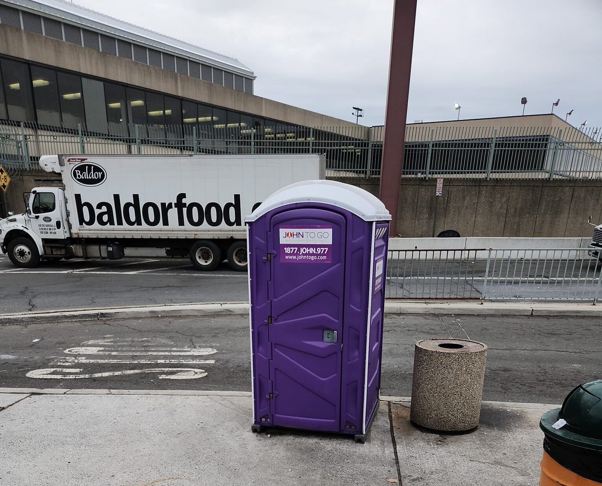 JohnToGo2's tweet image. Waiting to cross the street? Might as well use the #restoom while you wait. 

#JohnToGo #outdoortoilet #portapotty
