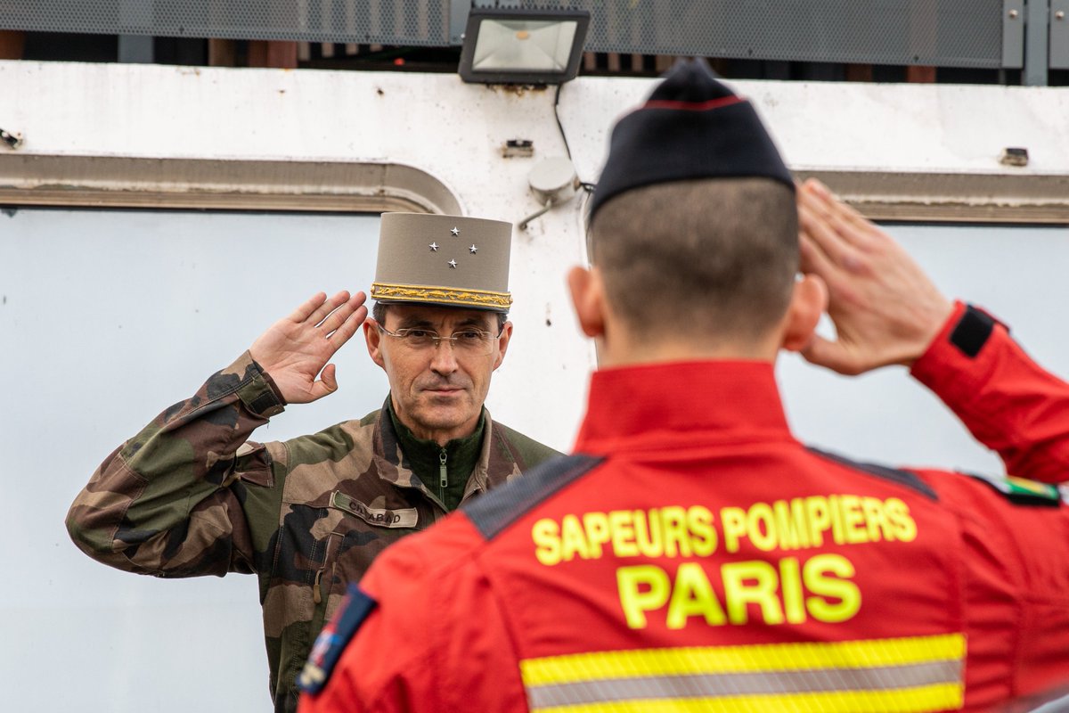 Gouv_mili_Paris's tweet photo. Accompagné du général commandant la BSPP, j’ai visité le centre de secours nautique « La Monnaie », qui sécurise en permanence les activités fluviales sur la Seine. 

Des sapeurs-pompiers dont les qualifications seront précieuses lors des Jeux de Paris 2024. https://t.co/Xd0t5DQvv0