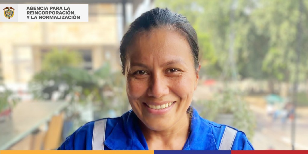 ARNColombia's tweet photo. 📣Qué orgullo presentarles a Alba, quien además de estar en proceso de reincorporación, empezó el 2023 vinculándose a @ECOPETROL_SA gracias a la oportunidad que gestionó la @ARNColombia 💪

Ella apoya la señalización de vías🛣 ¡Trazando rutas por la paz en el camino!🥳🕊️ https://t.co/HD7PUy2alr