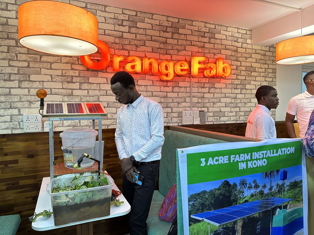 AsmaEnnaifer's tweet photo. I am proud to inaugurate today with @BrelotteBa and @BahSekouamadou the 14th #OrangeDigitalCenter @Orangeafrica in Sierra Leone 🇸🇱 
A pure joy to see the success stories of our learners with their innovative and responsible tech projects in e-health, environment, e-agri, …👏🏼👏🏼👏🏼 https://t.co/XQs1QsAkdH