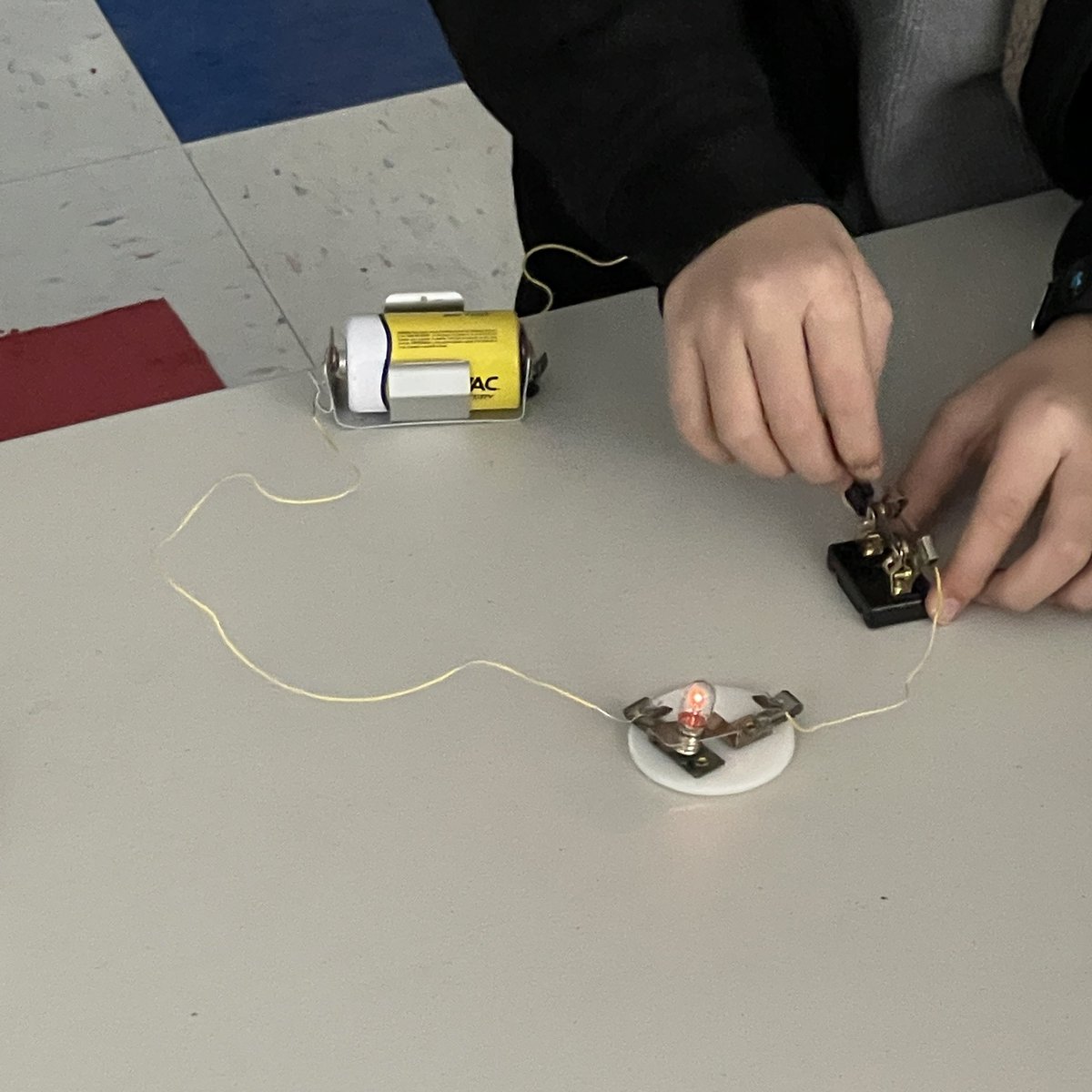 UrbatchK's tweet photo. PMI:  Fifth graders are learning about circuits in class and have been building virtually.  Today our Scholars explored hands-on! They were especially interested in experimenting with wire length and its effect on a circuit.  

#circuits #voltagedrop @WoodlawnES @fcpsaap @FCPSR3 https://t.co/ttDriypr18