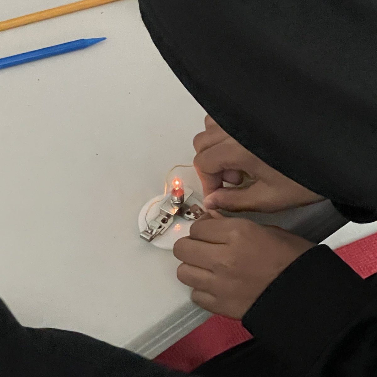 UrbatchK's tweet photo. PMI:  Fifth graders are learning about circuits in class and have been building virtually.  Today our Scholars explored hands-on! They were especially interested in experimenting with wire length and its effect on a circuit.  

#circuits #voltagedrop @WoodlawnES @fcpsaap @FCPSR3 https://t.co/ttDriypr18