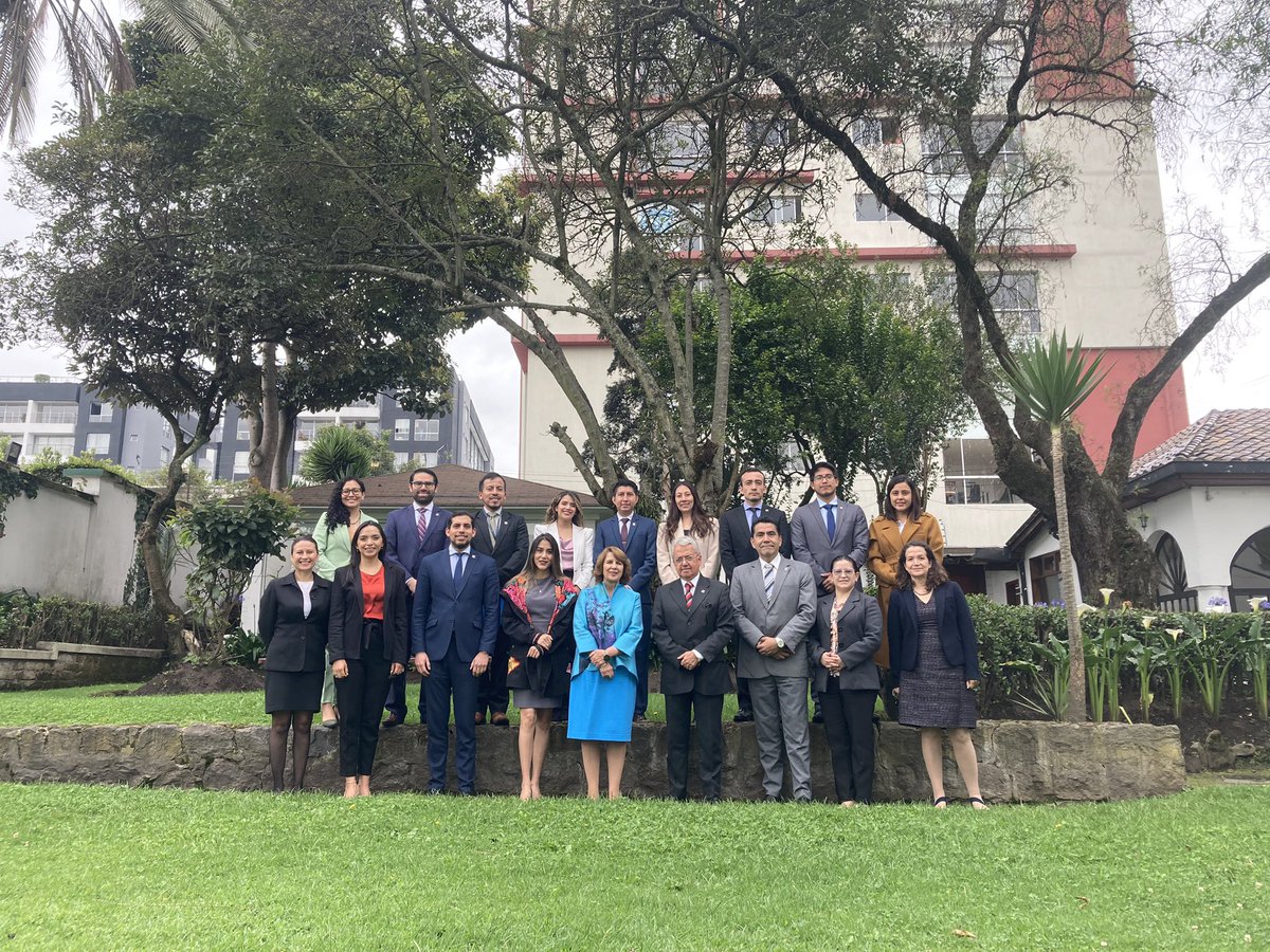 AcdiplomaticaEc's tweet photo. Dentro del ciclo de conferencias semanales en la @AcdiplomaticaEc Galo Plaza Lasso 🇪🇨hoy intervino la expresidenta constitucional de la República, Rosalía Arteaga, con el tema “América Latina y la Geopolítica Global” https://t.co/Rgkr62so84