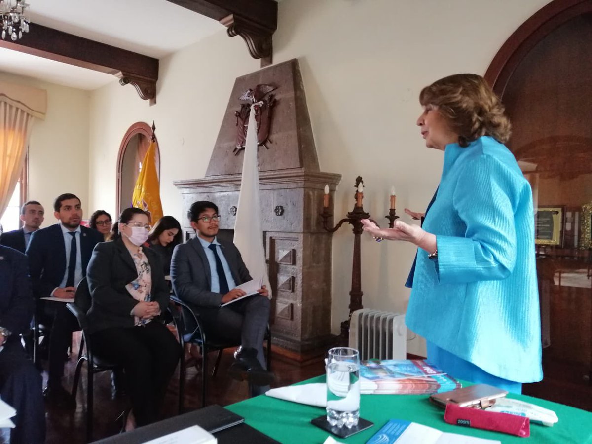 AcdiplomaticaEc's tweet photo. Dentro del ciclo de conferencias semanales en la @AcdiplomaticaEc Galo Plaza Lasso 🇪🇨hoy intervino la expresidenta constitucional de la República, Rosalía Arteaga, con el tema “América Latina y la Geopolítica Global” https://t.co/Rgkr62so84