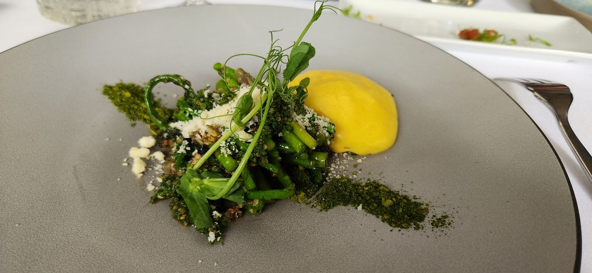 Una mesa pletórica con los líderes del mundo de la iluminación profesional #HaciendoEquipo preparando <a href="/ObraBlancaExpo/">Obra Blanca</a> 2023. Nada como acompañar las cosas con los majares de Restaurante <a href="/raizpolanco/">RAÍZ</a> . Se vienen cosas luminosas!