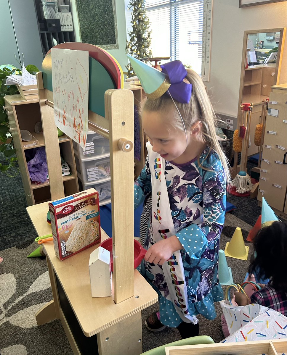 mrsklwarren's tweet photo. Birthday Party Dramatic Play!🎂🥳🎉 #celebratekisd @HLEMustangs https://t.co/3yFeueEwmN