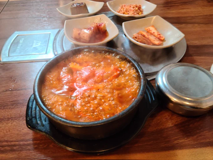 킴치찌개 이렇게 양파넣고 고기 저렇게 하면 맛있더라 
