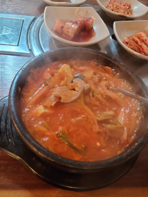 킴치찌개 이렇게 양파넣고 고기 저렇게 하면 맛있더라 